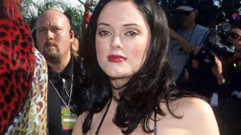 Dark secret behind Rose McGowan’s infamous nearly naked red。